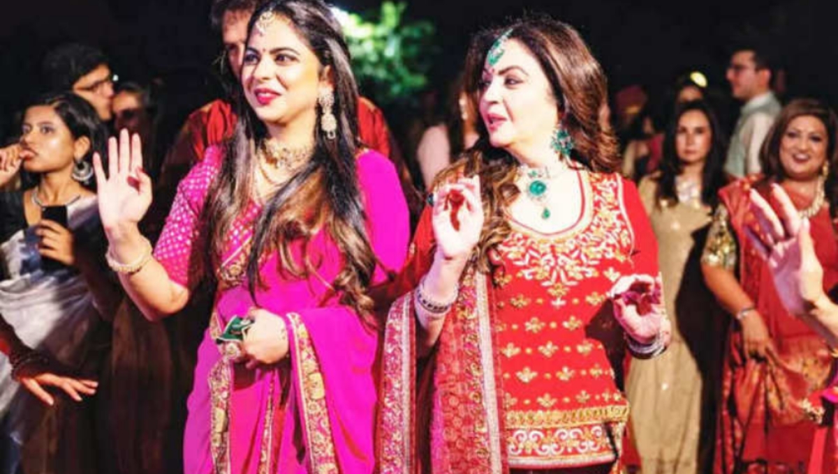 न्यूयॉर्क की सड़कों पर दिखी सादगी की चमक: Nita Ambani and Isha Ambani ने जीता सबका दिल