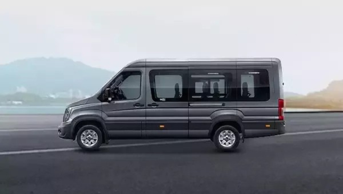 17 सीटर मिनीवैन जिसकी कीमत है बस ₹30 लाख Force Urbania का हर फीचर बना देगा इसे आपका फेवरेट