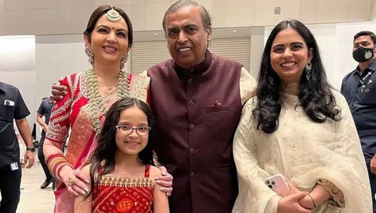 न्यूयॉर्क की सड़कों पर दिखी सादगी की चमक: Nita Ambani and Isha Ambani ने जीता सबका दिल
