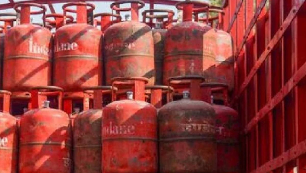 Historic drop in gas cylinder prices: अगस्त 2025 में आम आदमी के चेहरे पर लौटी मुस्कान 